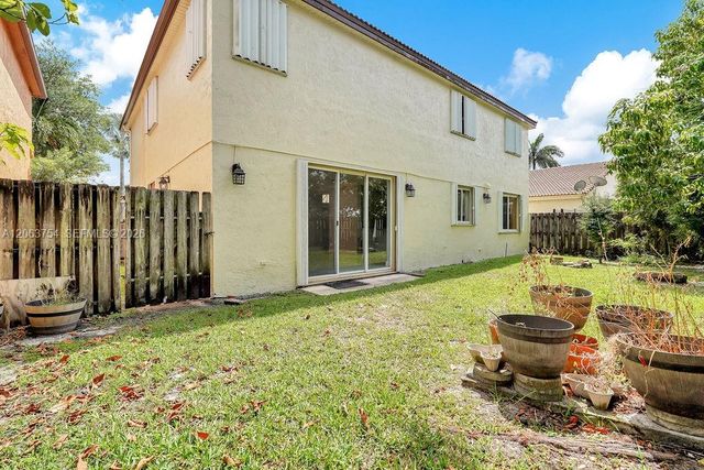 1623 E Harmony Lake Cir, Davie, FL 33324