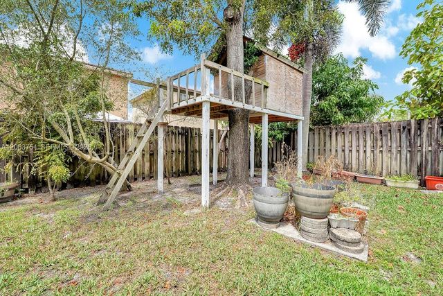 1623 E Harmony Lake Cir, Davie, FL 33324