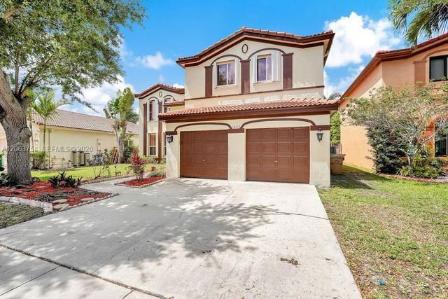 1623 E Harmony Lake Cir, Davie, FL 33324