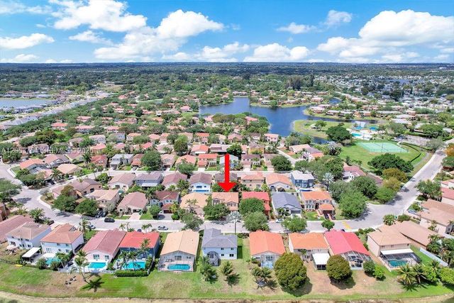 1623 E Harmony Lake Cir, Davie, FL 33324