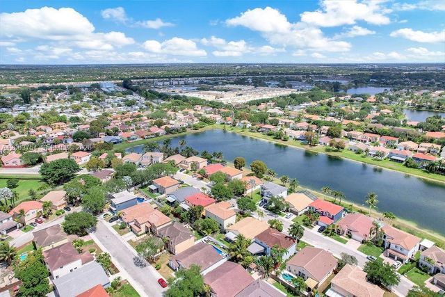 1623 E Harmony Lake Cir, Davie, FL 33324