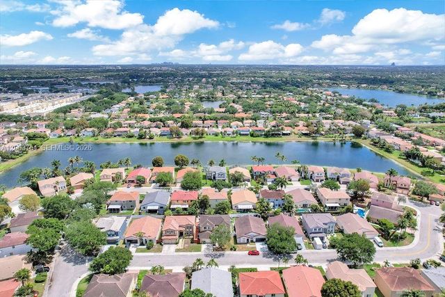 1623 E Harmony Lake Cir, Davie, FL 33324