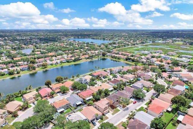 1623 E Harmony Lake Cir, Davie, FL 33324