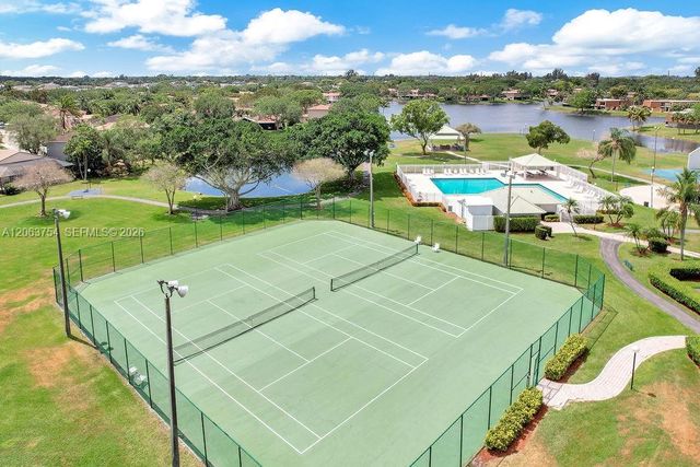 1623 E Harmony Lake Cir, Davie, FL 33324