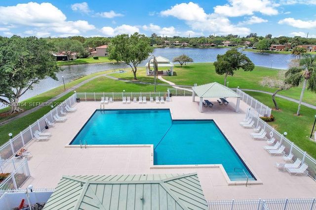 1623 E Harmony Lake Cir, Davie, FL 33324