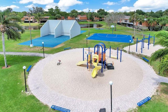 1623 E Harmony Lake Cir, Davie, FL 33324
