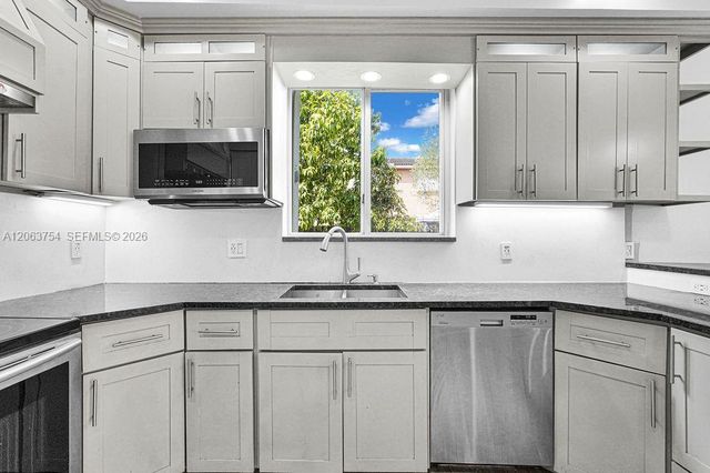 1623 E Harmony Lake Cir, Davie, FL 33324