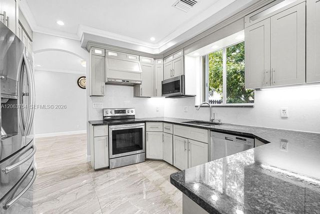 1623 E Harmony Lake Cir, Davie, FL 33324