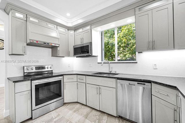 1623 E Harmony Lake Cir, Davie, FL 33324