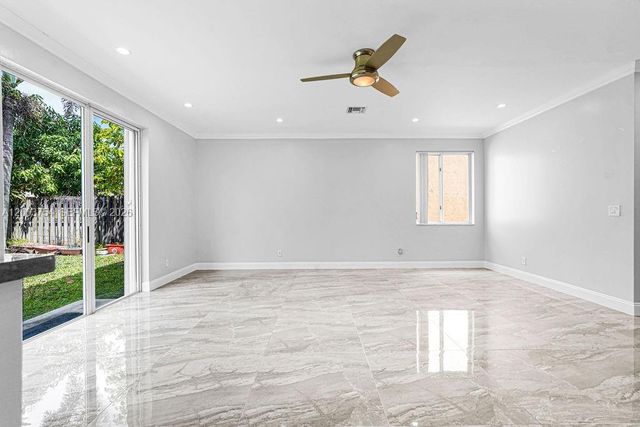 1623 E Harmony Lake Cir, Davie, FL 33324