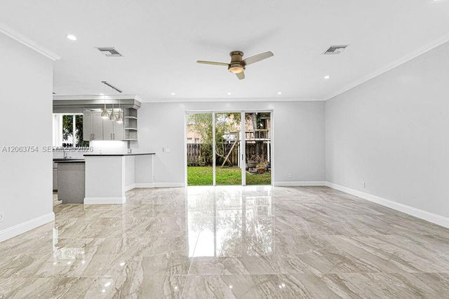 1623 E Harmony Lake Cir, Davie, FL 33324