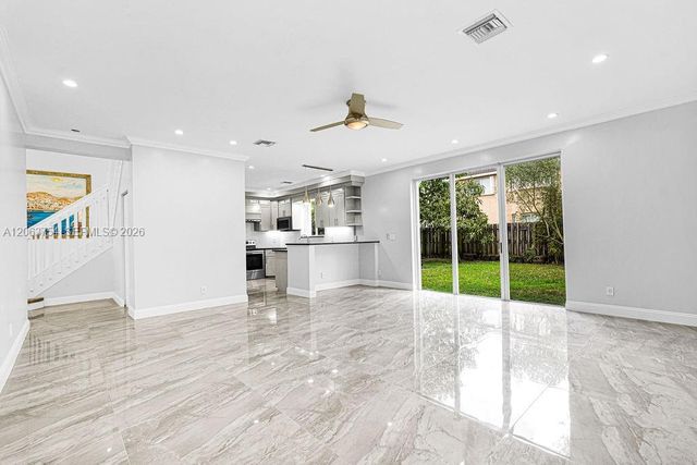 1623 E Harmony Lake Cir, Davie, FL 33324