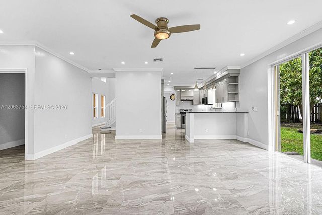 1623 E Harmony Lake Cir, Davie, FL 33324