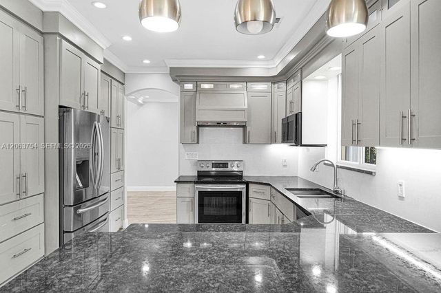 1623 E Harmony Lake Cir, Davie, FL 33324