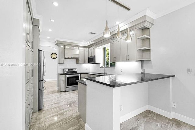 1623 E Harmony Lake Cir, Davie, FL 33324