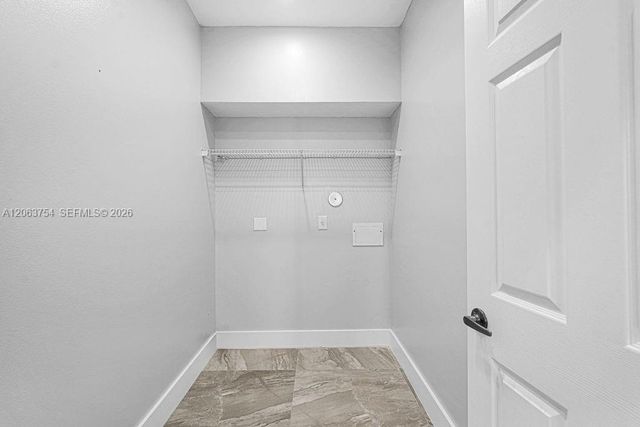 1623 E Harmony Lake Cir, Davie, FL 33324