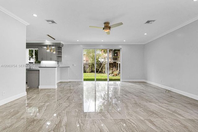 1623 E Harmony Lake Cir, Davie, FL 33324