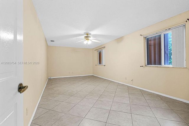 1623 E Harmony Lake Cir, Davie, FL 33324