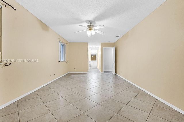 1623 E Harmony Lake Cir, Davie, FL 33324