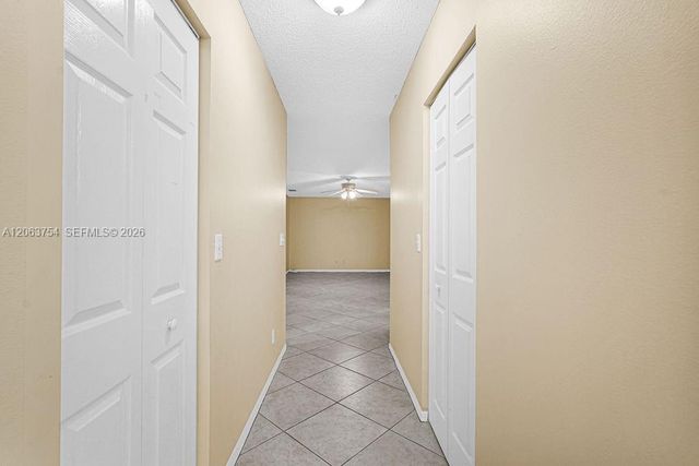 1623 E Harmony Lake Cir, Davie, FL 33324