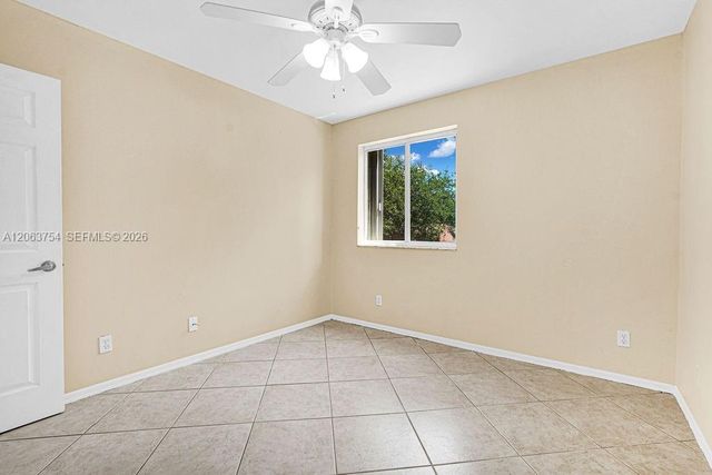 1623 E Harmony Lake Cir, Davie, FL 33324