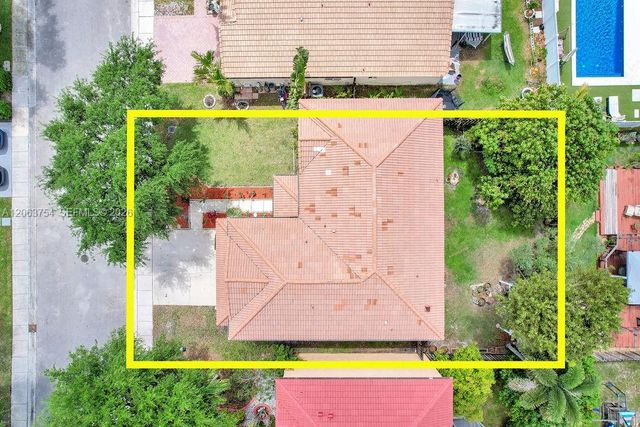 1623 E Harmony Lake Cir, Davie, FL 33324