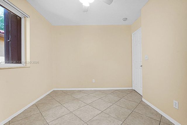 1623 E Harmony Lake Cir, Davie, FL 33324