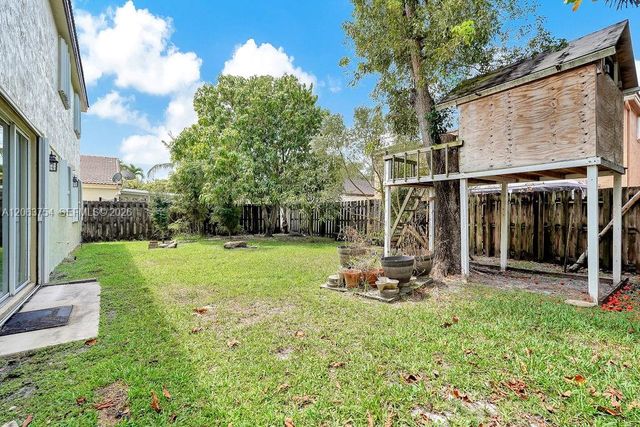 1623 E Harmony Lake Cir, Davie, FL 33324