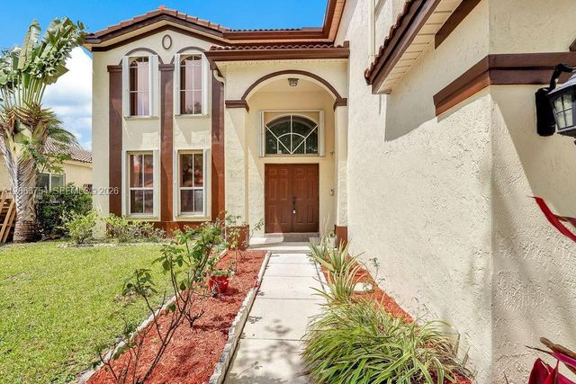 1623 E Harmony Lake Cir, Davie, FL 33324