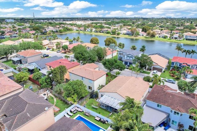 1623 E Harmony Lake Cir, Davie, FL 33324