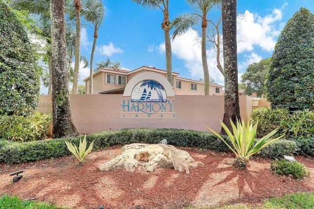 1623 E Harmony Lake Cir, Davie, FL 33324