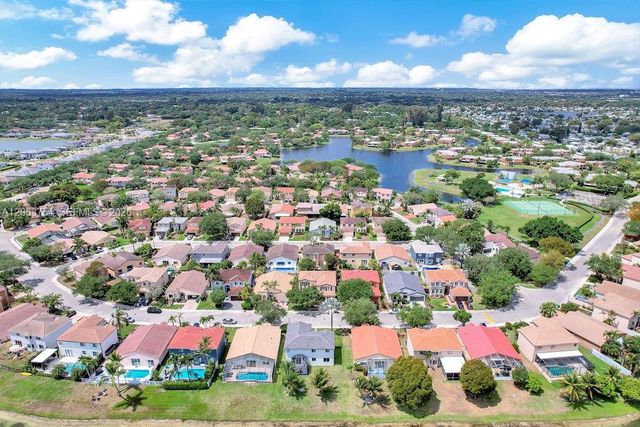 1623 E Harmony Lake Cir, Davie, FL 33324