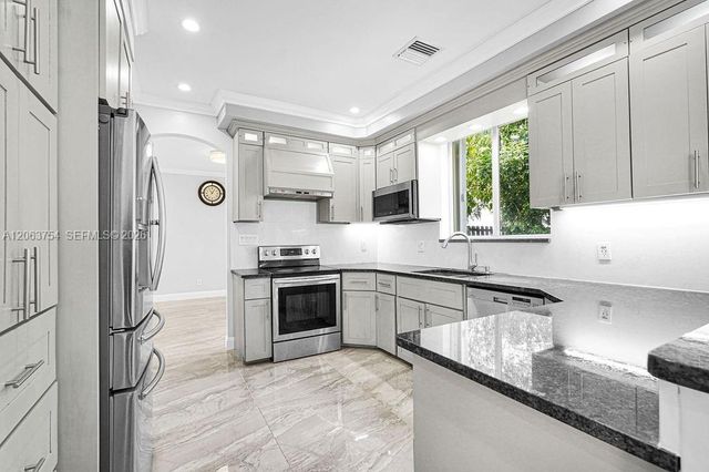 1623 E Harmony Lake Cir, Davie, FL 33324
