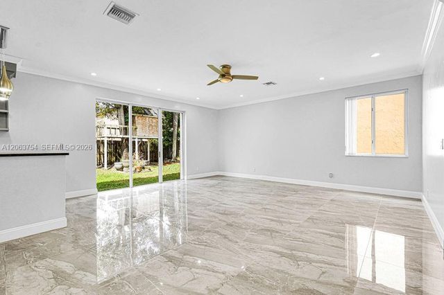 1623 E Harmony Lake Cir, Davie, FL 33324