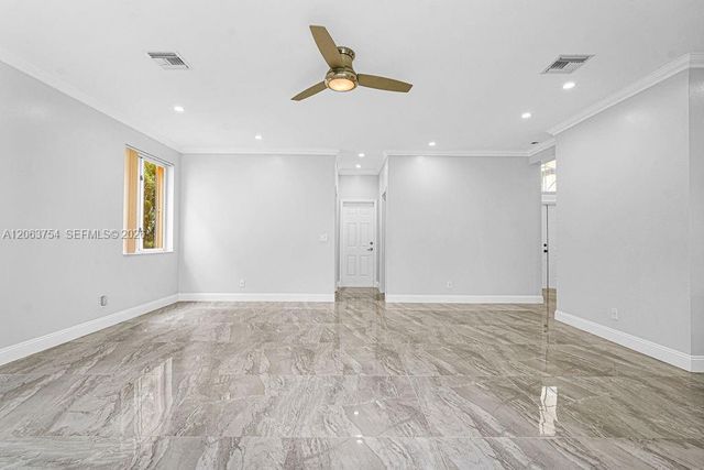 1623 E Harmony Lake Cir, Davie, FL 33324