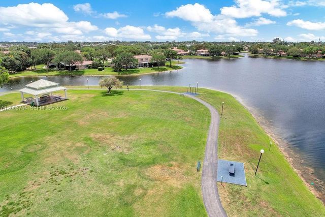 1623 E Harmony Lake Cir, Davie, FL 33324