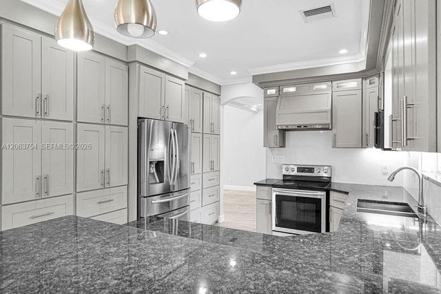 1623 E Harmony Lake Cir, Davie, FL 33324