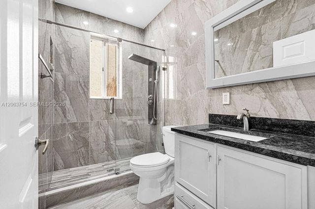 1623 E Harmony Lake Cir, Davie, FL 33324