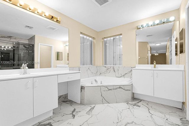 1623 E Harmony Lake Cir, Davie, FL 33324