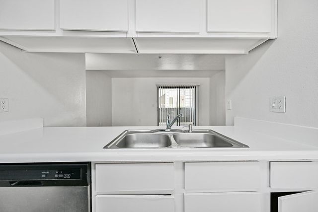 3065 N 67th Avenue Apt 212, Phoenix, AZ 85033