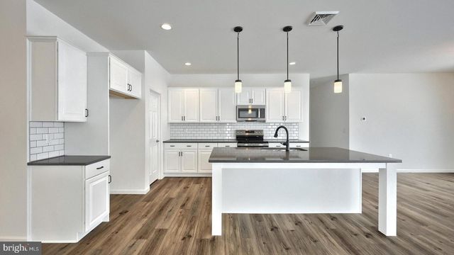 609 LILLIANA DR, Lebanon, PA 17046