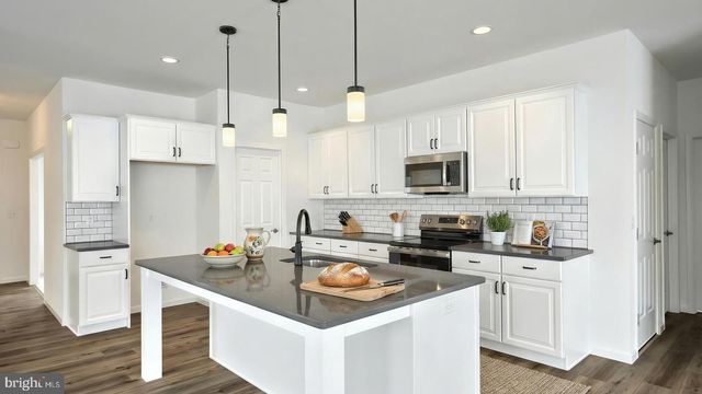 609 LILLIANA DR, Lebanon, PA 17046