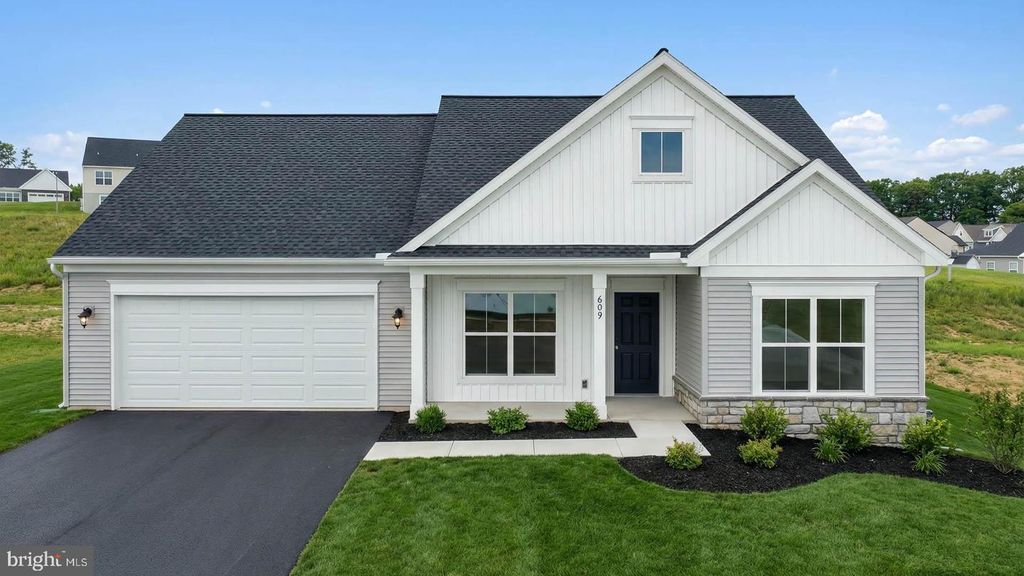 609 LILLIANA DR, Lebanon, PA 17046
