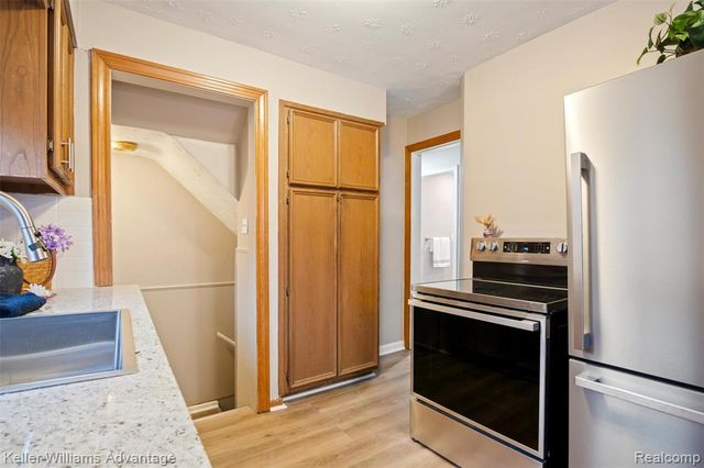 1045 Detroit Avenue, Lincoln Park, MI 48146