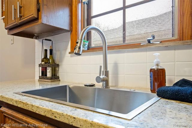 1045 Detroit Avenue, Lincoln Park, MI 48146