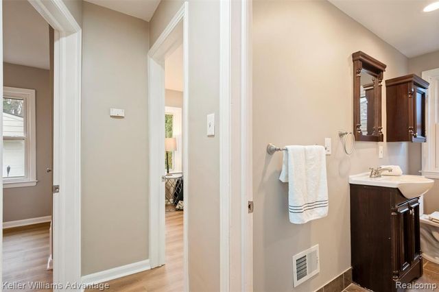 1045 Detroit Avenue, Lincoln Park, MI 48146