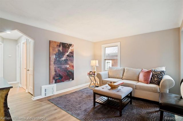 1045 Detroit Avenue, Lincoln Park, MI 48146