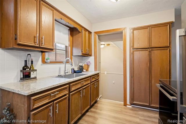 1045 Detroit Avenue, Lincoln Park, MI 48146