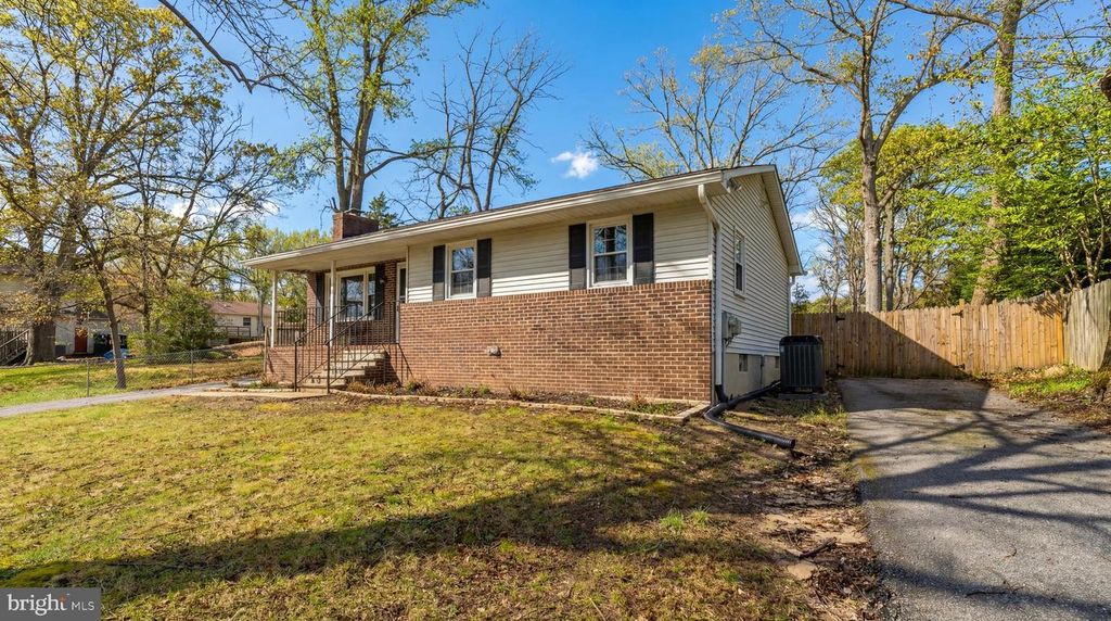 Image 4 of property listing at 7731 WALTERS RD, Pasadena, MD 21122