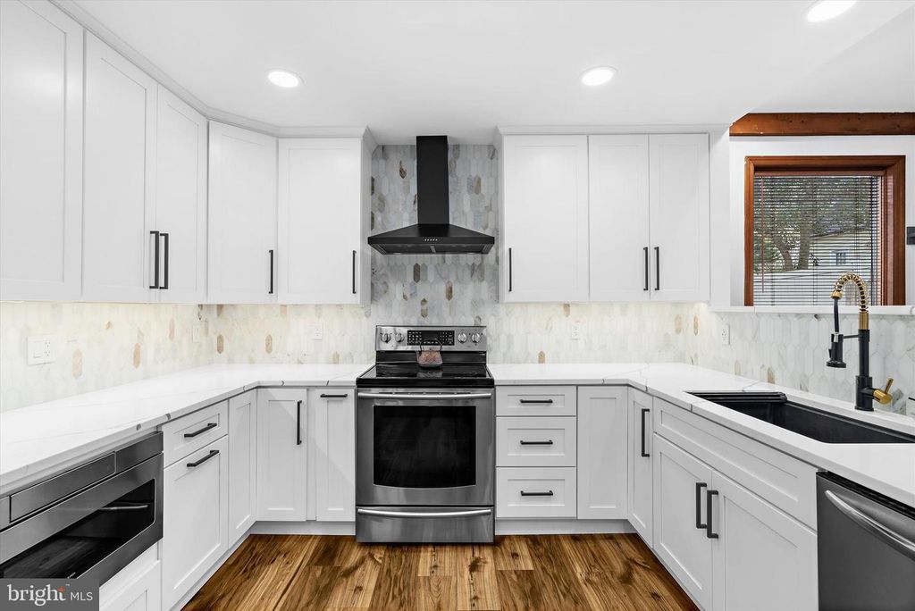 Image 9 of property listing at 7731 WALTERS RD, Pasadena, MD 21122